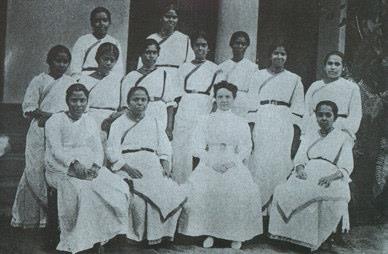 dr-isabella-curr-with-nurses-she-trained-in-1910